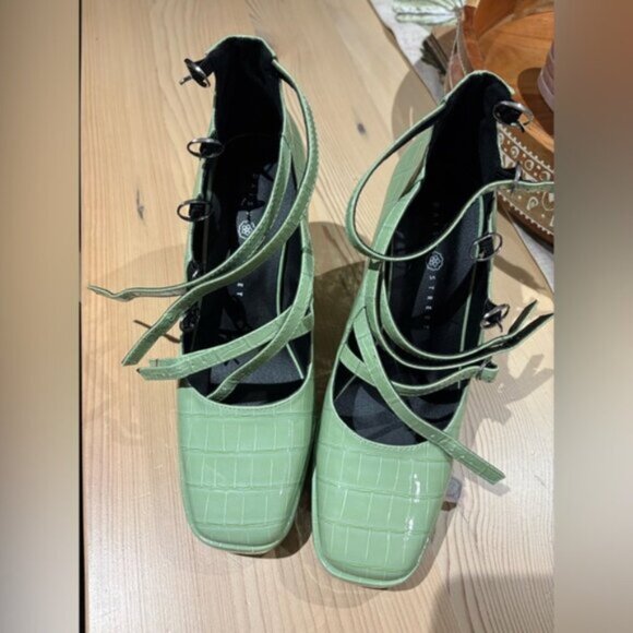 Daisy Street heeled shoes with strap detailing in sage green vinyl - Picture 12 of 13